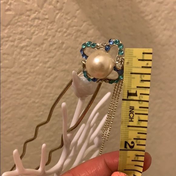 NWOT Crystal Hair clip and pearl main image 2